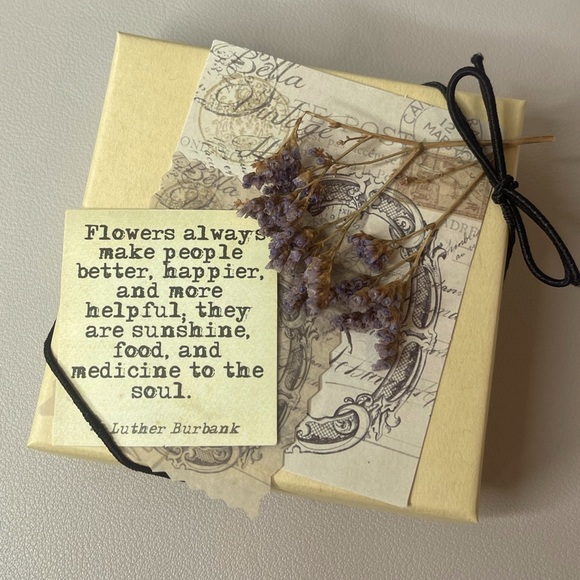 Super antique saints charms on an 18kt Gold plated 18.5” chain - Picture 7 of 8